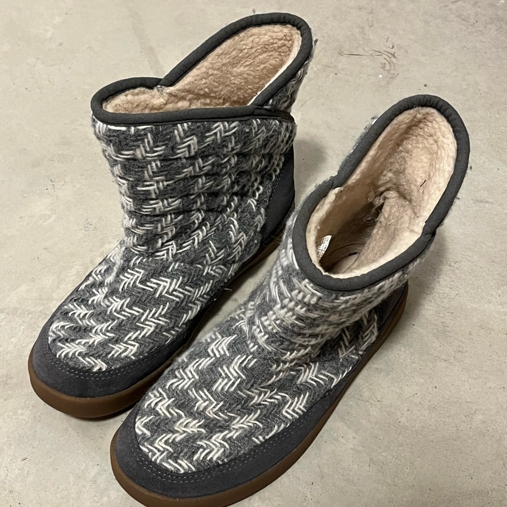 Sanuk Insulated boots women’s 7.5